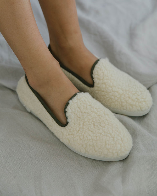 Angarde Chausson Femme Blanc Kaki En Bouclette De Laine