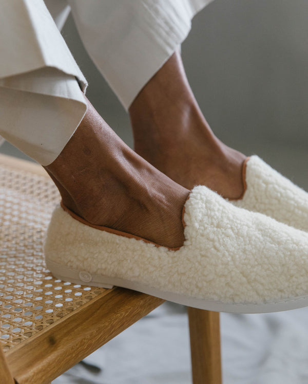 Angarde Chausson Homme Bouclette De Laine Blanc Camel
