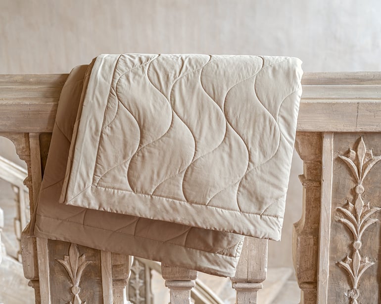 anne de solène JETE DE LIT Bagatelle · Grège