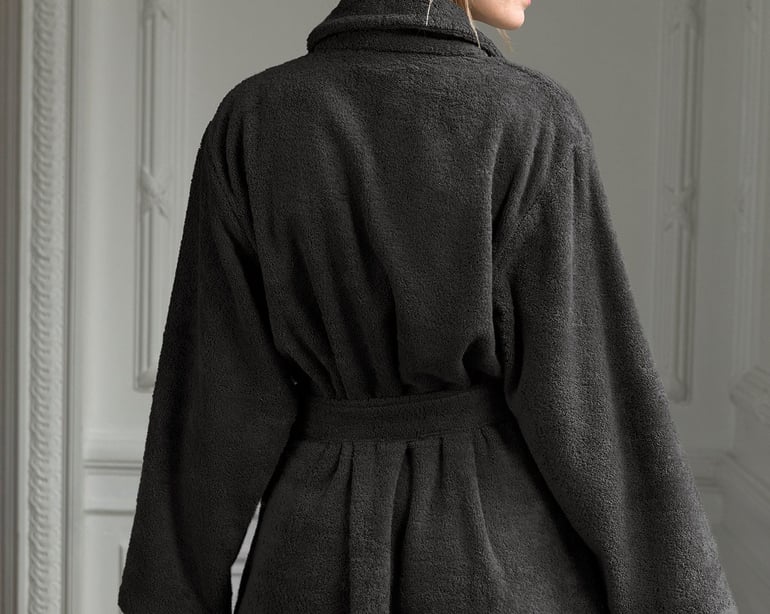 Anne De Solène PEIGNOIR Pétale · Poivre