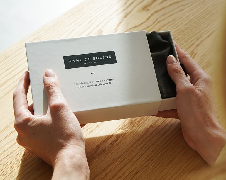 Anne De Solène TAIE D'OREILLER EN SOIE Caresse · Caviar