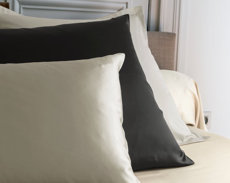 Anne De Solène TAIE D'OREILLER EN SOIE Caresse · Nacre