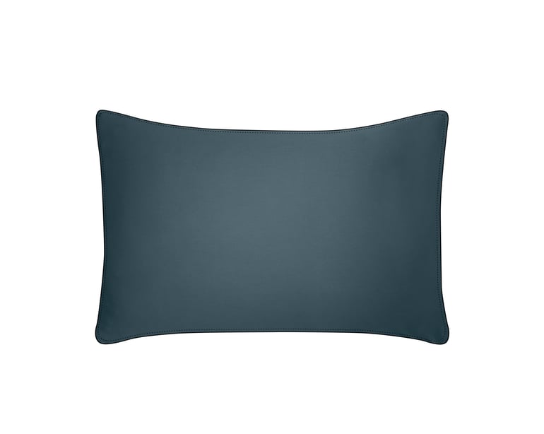 Anne De Solène TAIE D'OREILLER Pure White Satin Lavé · Midnight Blue · Finition Black