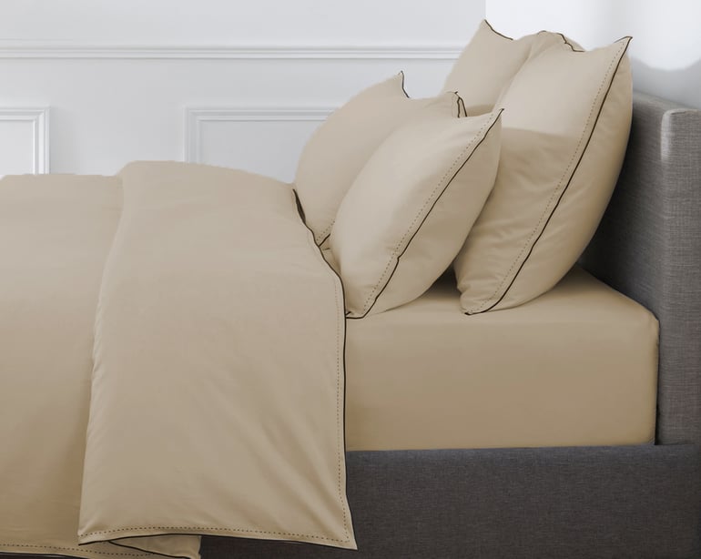 Anne De Solène TAIE D'OREILLER Pure White Satin Lavé · Sand · Finition Black