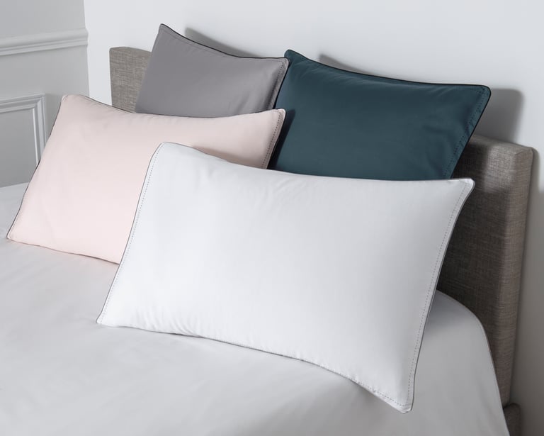 Anne De Solène TAIE D'OREILLER Pure White Satin Lavé · Stone · Finition Black