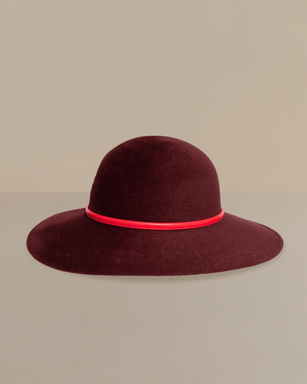 anthony peto capeline feutre cuir vin rouge Red Wine