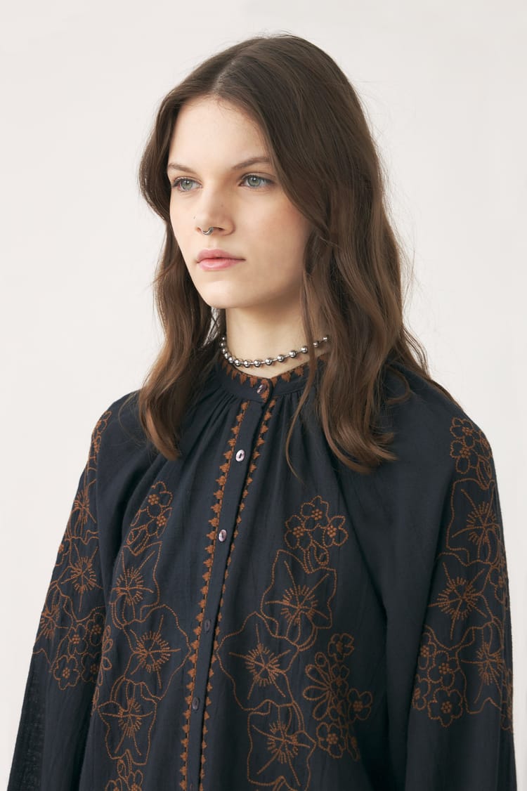 Antik Batik Blouse Noire Brodée En Coton-lin