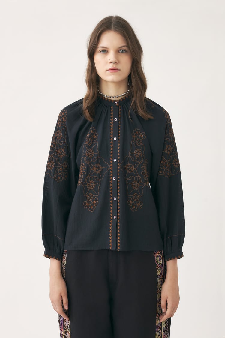 Antik Batik Blouse Noire Brodée En Coton-lin