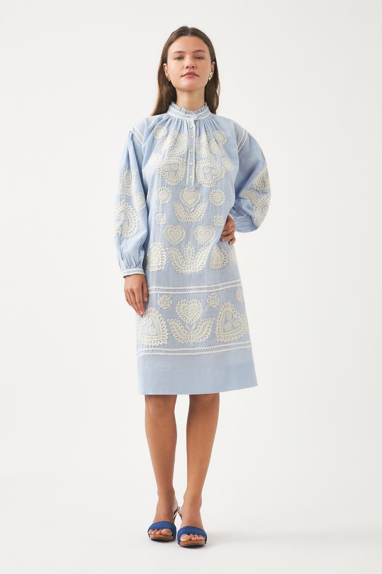 Antik Batik Robe Courte Bleue Broderie Hongroise