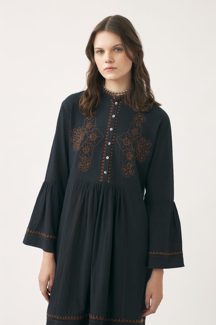 Antik Batik Robe Noire Brodée En Coton-lin