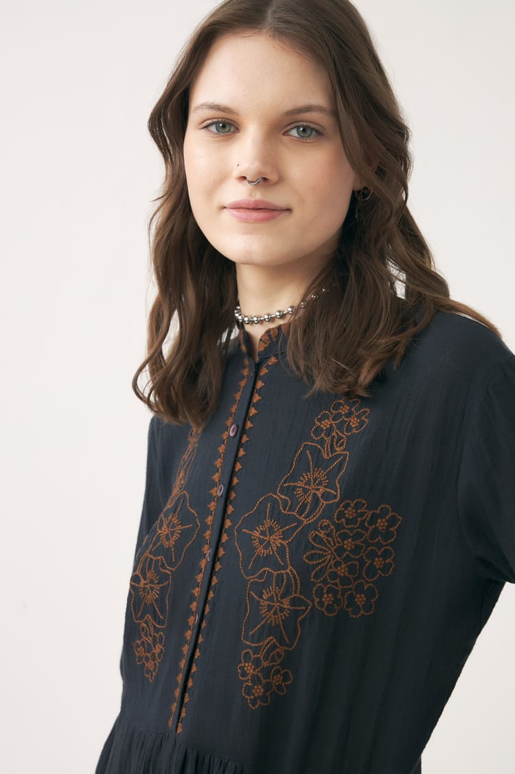 Antik Batik Robe Noire Brodée En Coton-lin