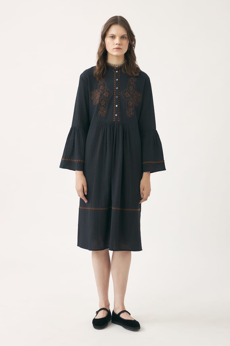 antik batik Robe noire brodée en coton-lin