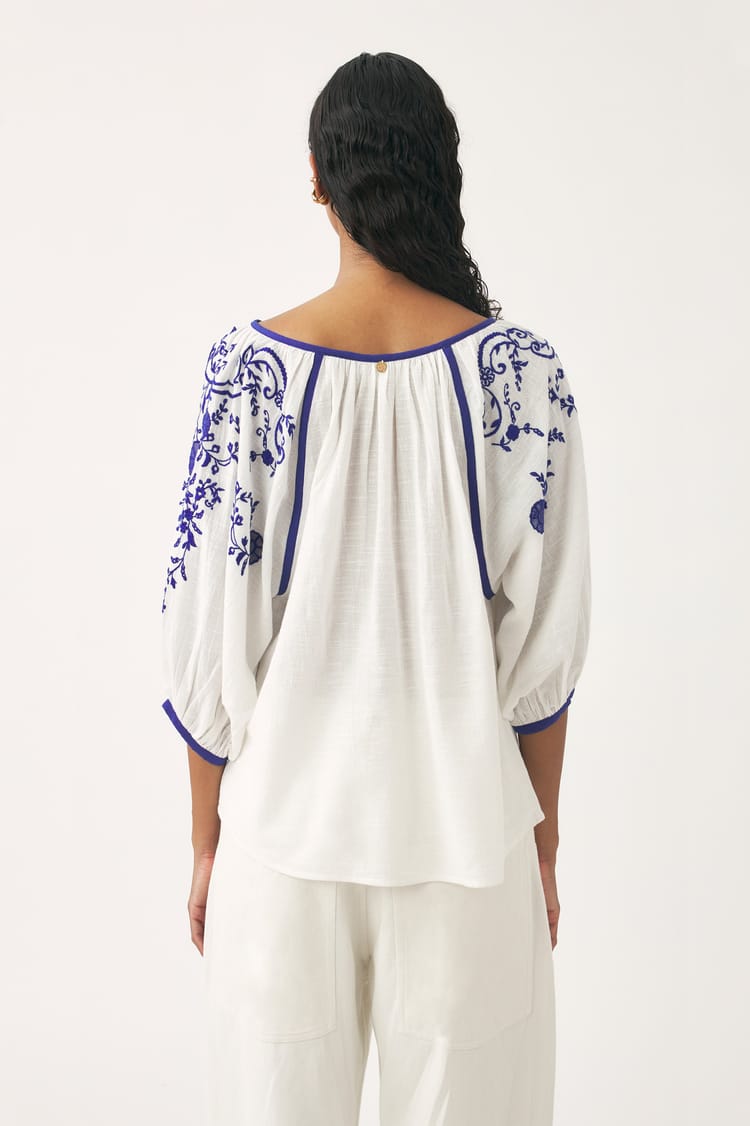 Antik Batik Blouse Blanche En Coton Dobby Avec Des Rubans Bleus En Coton