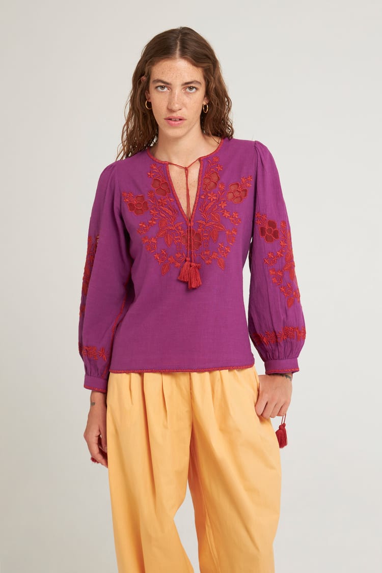 Antik Batik Blouse Mauve Avec Broderies Florales Rouges