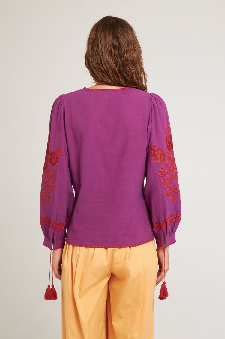 Antik Batik Blouse Mauve Avec Broderies Florales Rouges