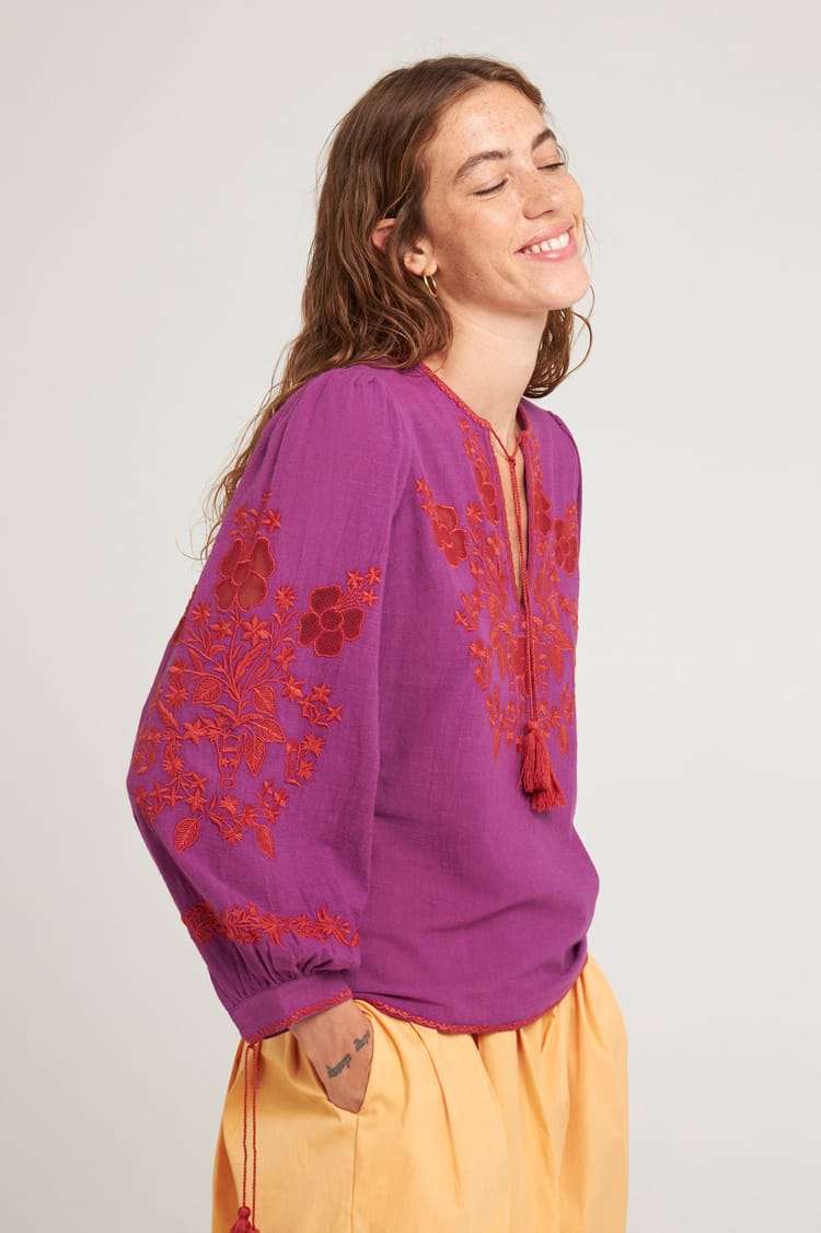 antik batik Blouse mauve avec broderies florales rouges
