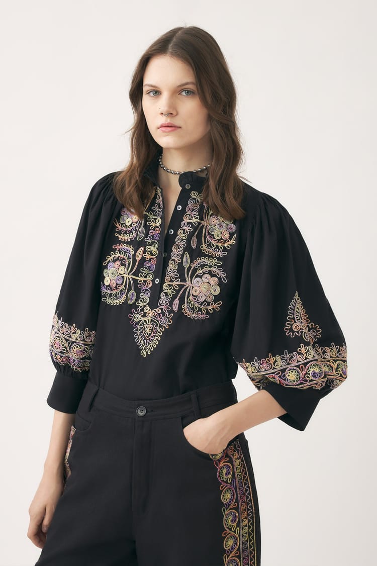 Antik Batik Blouse Noire En Double Gaze De Coton Brodée De Fils Tie And Dye