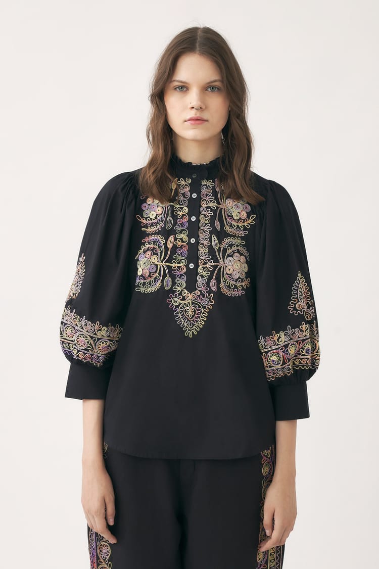 Antik Batik Blouse Noire En Double Gaze De Coton Brodée De Fils Tie And Dye