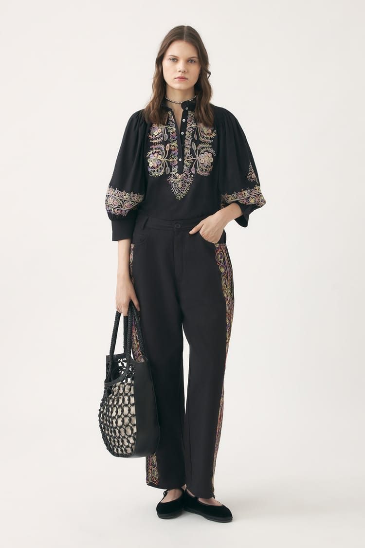 antik batik Blouse noire en double gaze de coton brodée de fils tie and dye