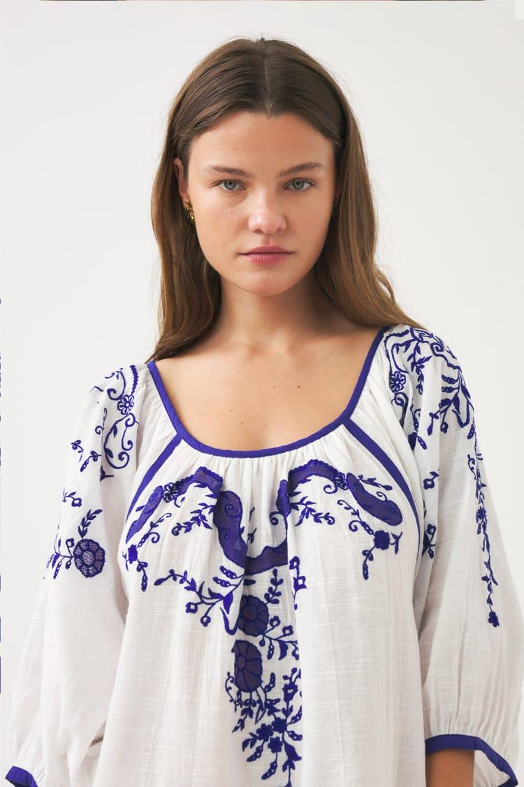Antik Batik Robe Blanche En Coton Dobby Avec Des Rubans Bleus En Coton