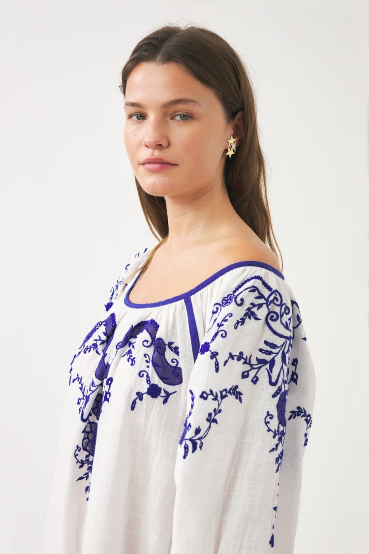 Antik Batik Robe Blanche En Coton Dobby Avec Des Rubans Bleus En Coton