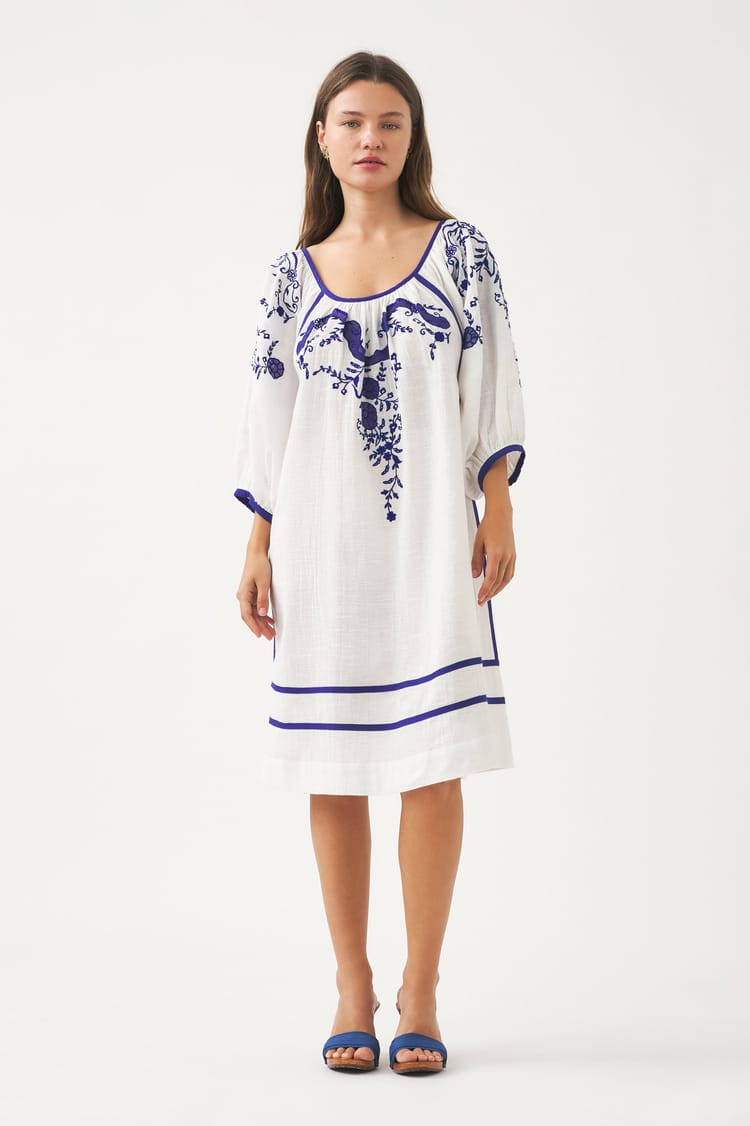 antik batik Robe blanche en coton dobby avec des rubans bleus en coton