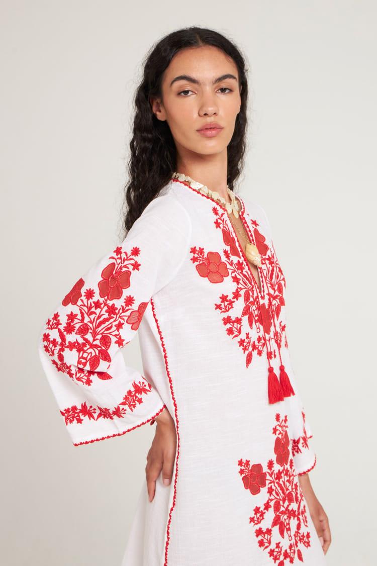 Antik Batik Robe Courte Blanche Avec Broderies Florales Bleues