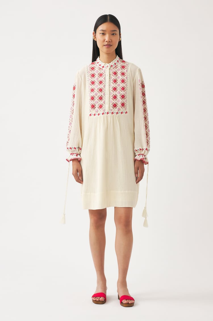 Antik Batik Robe Crème En Crêpe De Coton Broderie Perles Et Paillettes