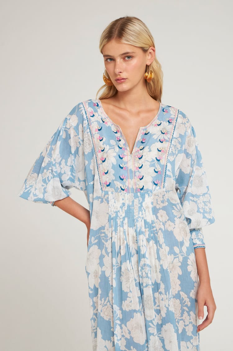 Antik Batik Robe Longue Bleue à Plastron Brodé Et Imprimé En Voile De Coton