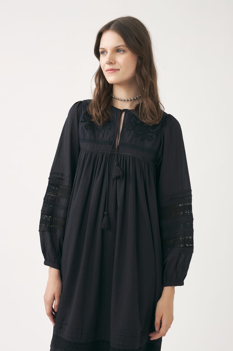 Antik Batik Robe Longue Noire Ajourée Voile De Coton Incrustée De Dentelle