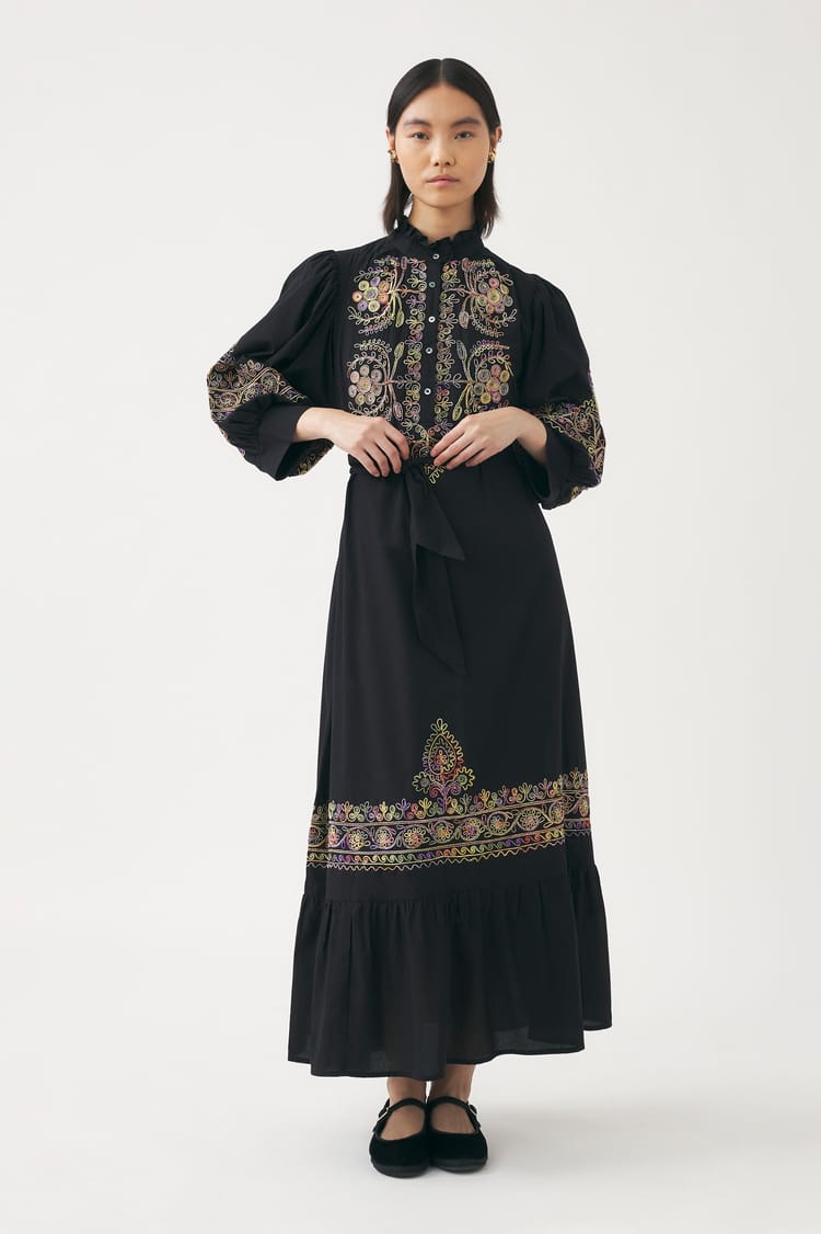 Antik Batik Robe Longue Noire En Double Gaze De Coton Brodée De Fils Tie And Dye