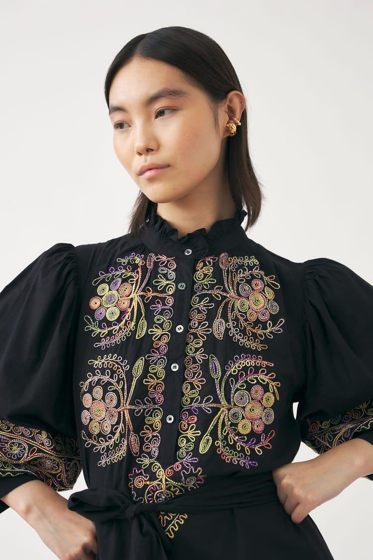 Antik Batik Robe Longue Noire En Double Gaze De Coton Brodée De Fils Tie And Dye