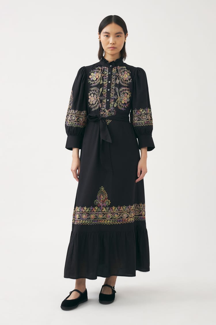 antik batik Robe longue noire en double gaze de coton brodée de fils tie and dye