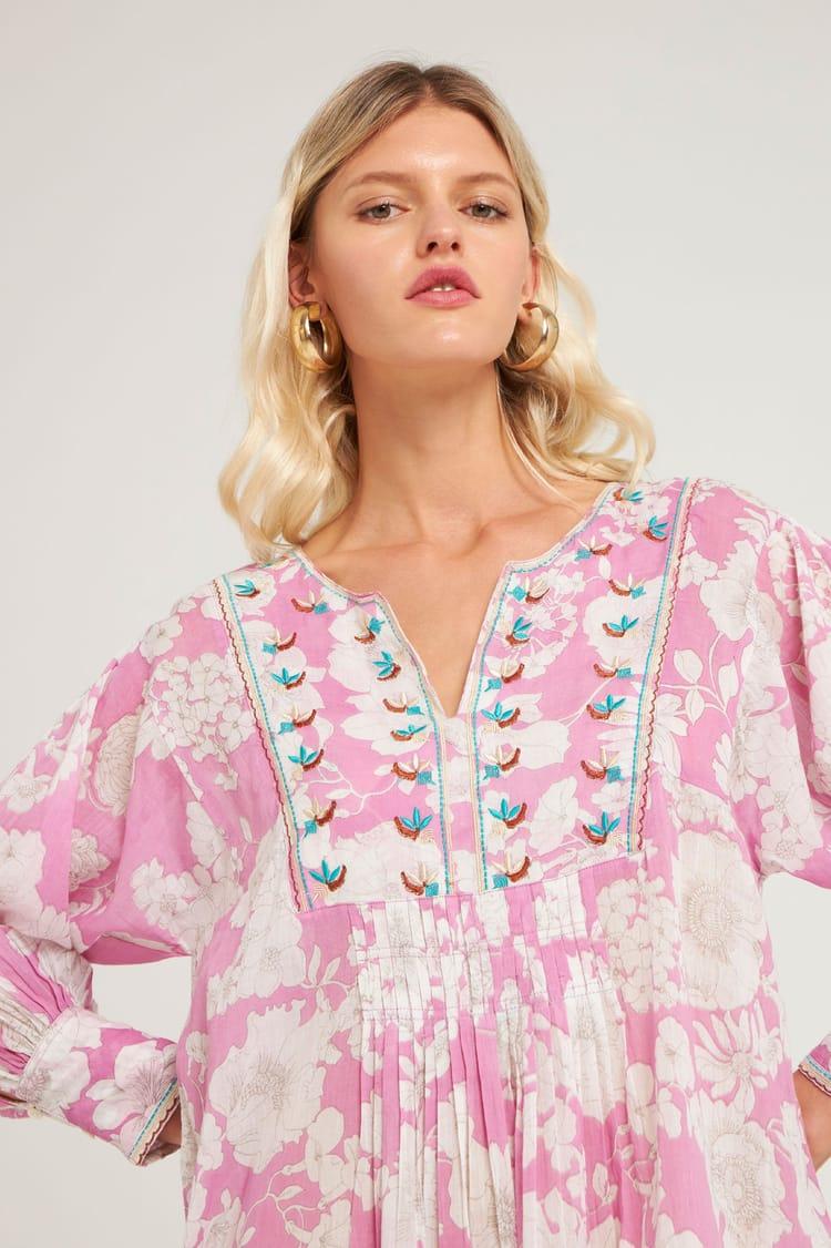Antik Batik Robe Longue Rose à Plastron Brodé Et Imprimé En Voile De Coton