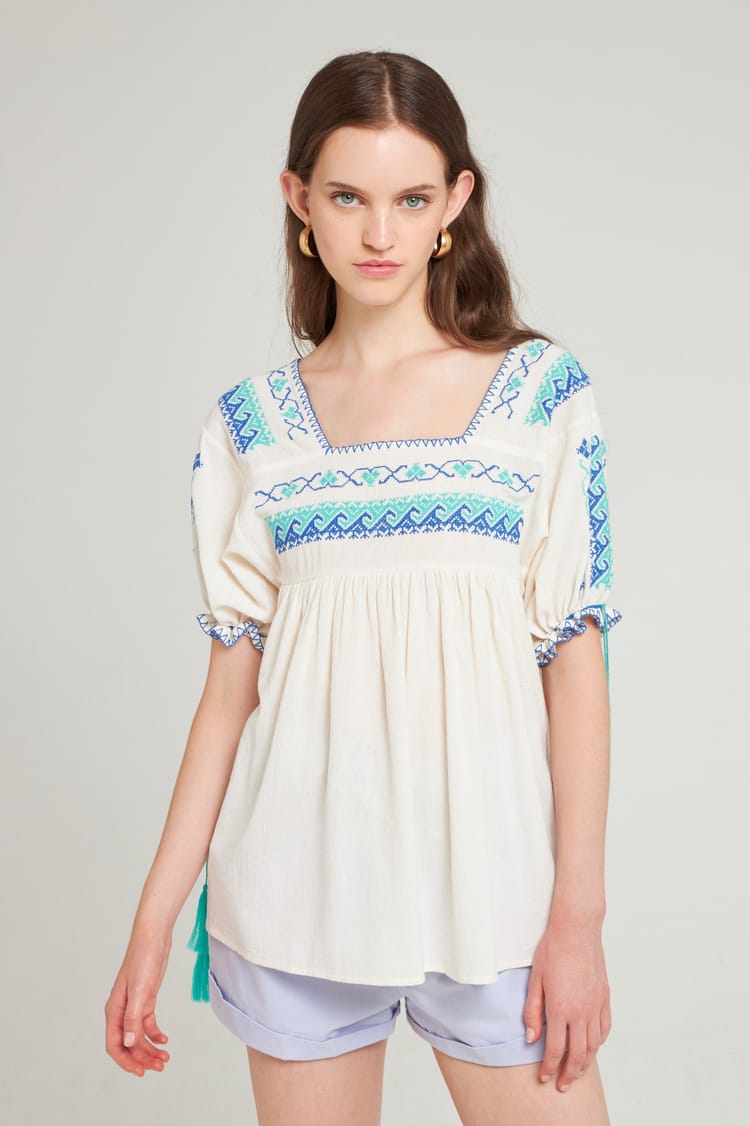 antik batik Top brodé à manches courtes encolure carrée crème