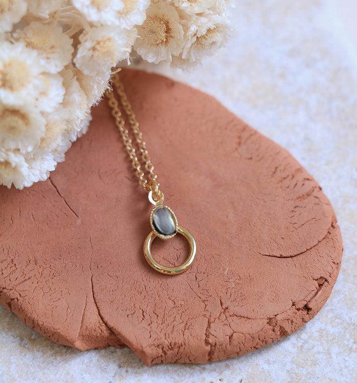 antoinette ameska Collier court SATURNE Nacre grise