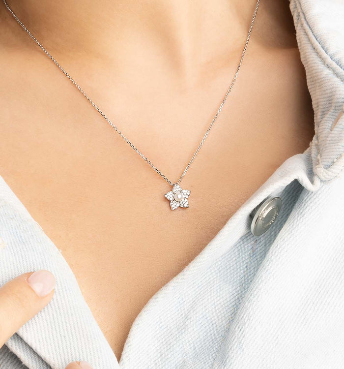 Apm Monaco Collier Ajustable Fleur Avec Perle