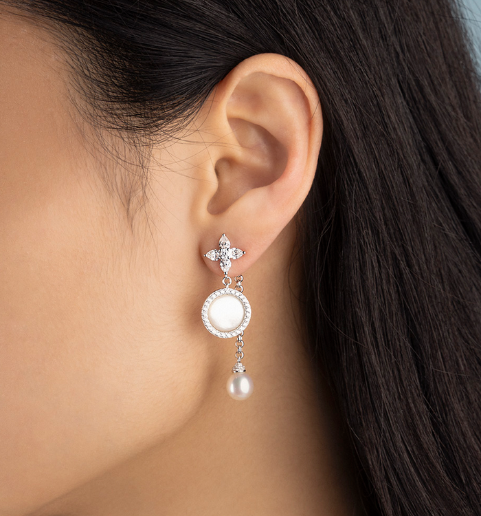 Apm Monaco Boucles D'Oreilles Asymétriques Nacre Blanche Et Perle