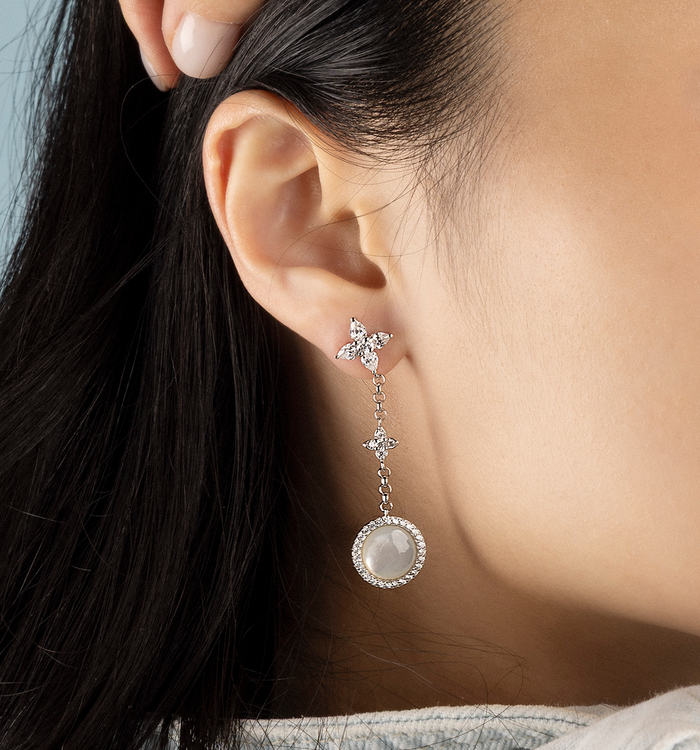 Apm Monaco Boucles D'Oreilles Asymétriques Nacre Blanche Et Perle