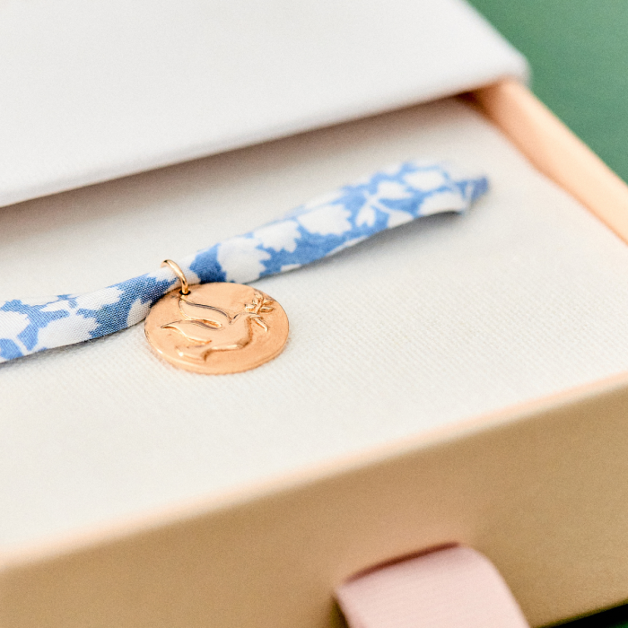 atelier de famille Bracelet gris-gris Colombe sur ruban Liberty atelier de famille Bracelet gris-gris Colombe sur ruban Liberty