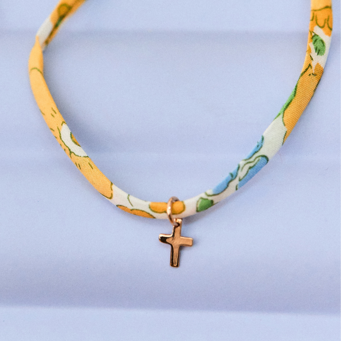 atelier de famille Bracelet mini croix plaqué or sur cordon liberty atelier de famille Bracelet mini croix plaqué or sur cordon liberty