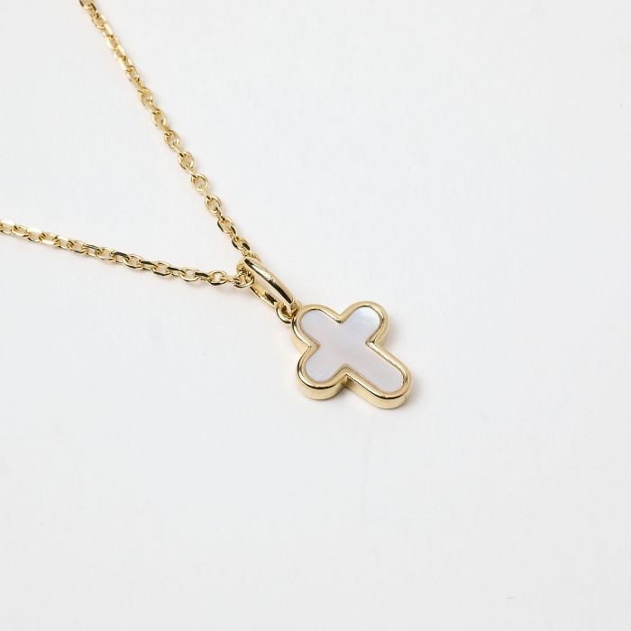 atelier de famille Collier croix en nacre sur chaîne forçat plaqué Or atelier de famille Collier croix en nacre sur chaîne forçat plaqué Or