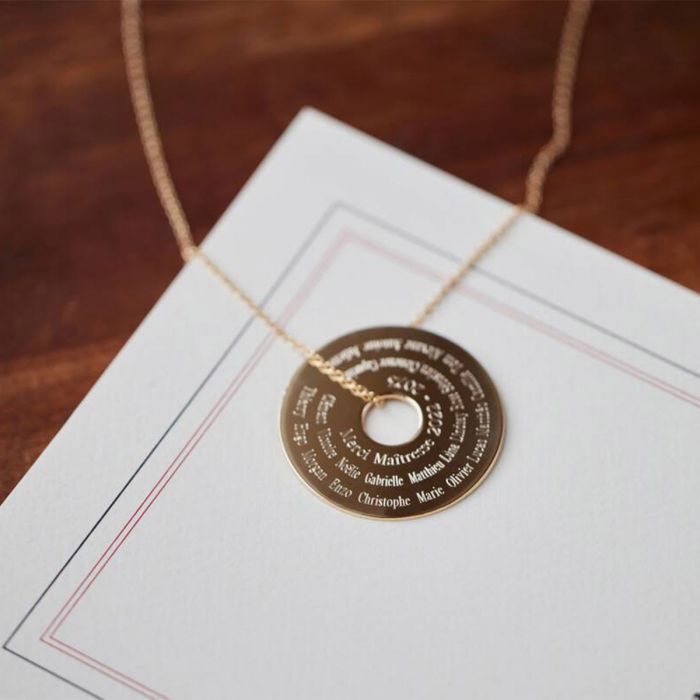 atelier de famille Collier grande cible Prénoms gravés sur chaîne forçat Plaqué Or (gravure joaillier)