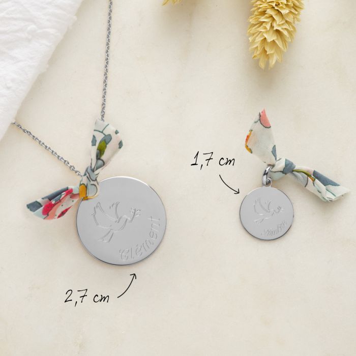 atelier de famille Collier grande médaille colombe et prénom sur lien satin Argent massif - 2 7cm (gravure joaillier)