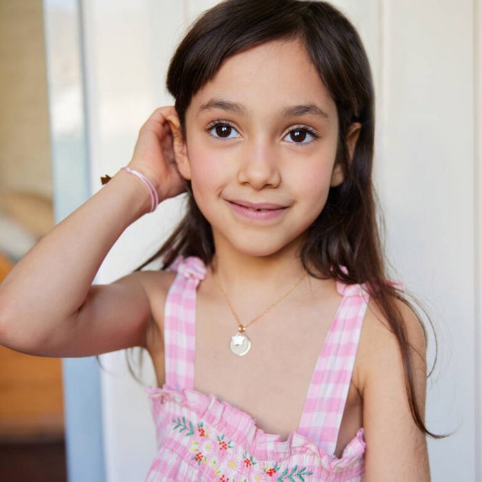 atelier de famille Collier petite médaille plate et nacre fine sur chaîne forçat plaqué Or (gravure manuelle)