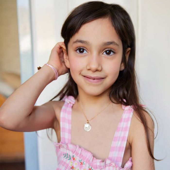 atelier de famille Collier petite médaille plate et nacre fine sur chaîne forçat plaqué Or (gravure joaillier)