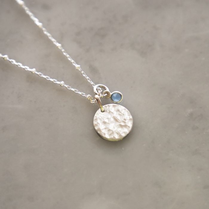 atelier de famille Collier rond martelé et pierre de naissance sur chaîne perlée