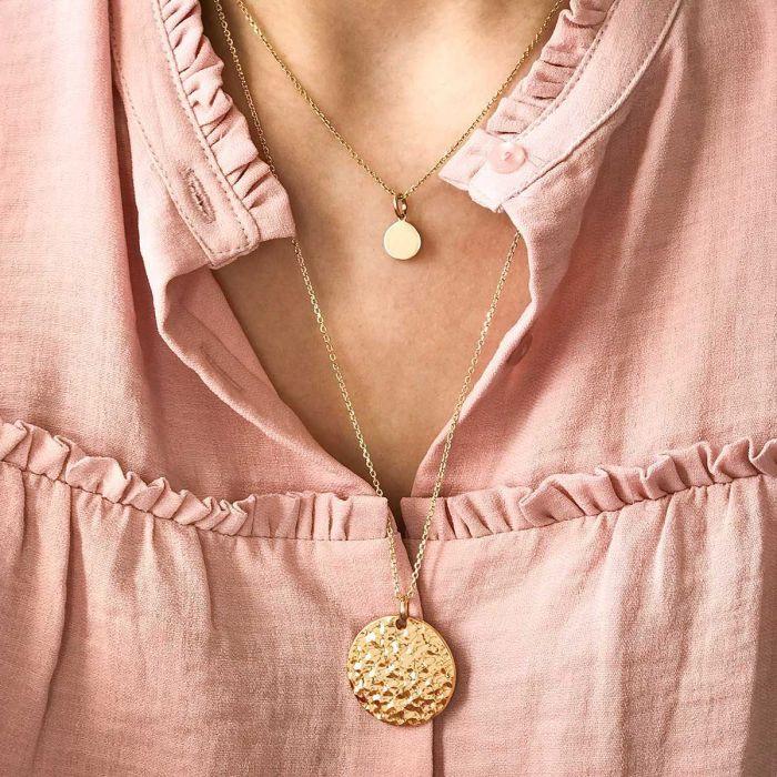 atelier de famille Duo de médaille martelée et mini rond plaqué Or atelier de famille Duo de médaille martelée et mini rond plaqué Or