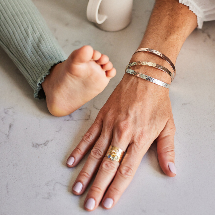 atelier de famille Trio de joncs ruban martelés (gravure manuelle) atelier de famille Trio de joncs ruban martelés (gravure manuelle)