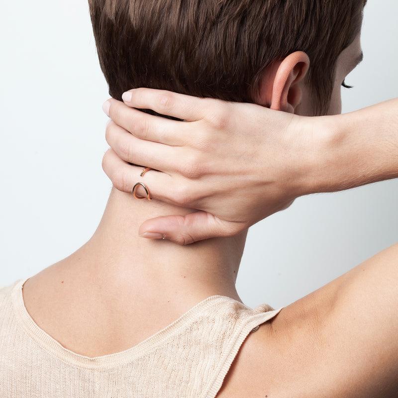 Atelier Paulin Bague Outline Lettre E - Or Jaune Laminé